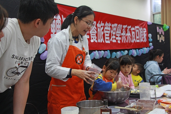 校友帶著美食回娘家！餐旅系首辦校慶園遊會